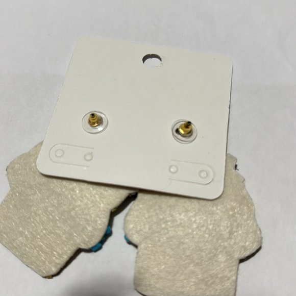 Flirty, Fun, and Fabulous: The Must-Have Earrings to Spice Up Your Look - Picture 2 of 2